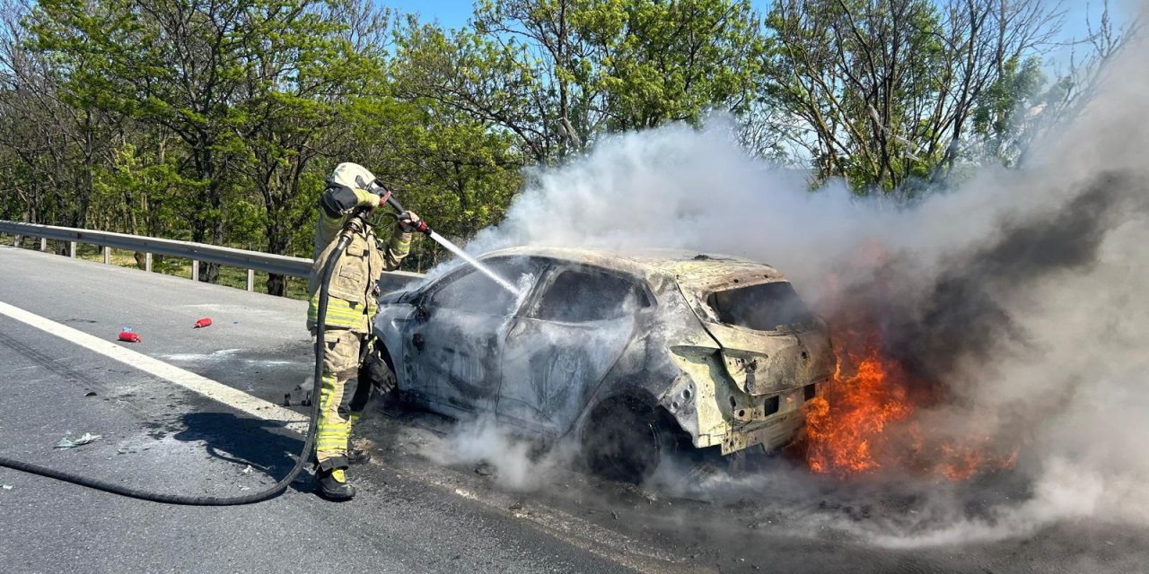İstanbul - Büyükçekmece’de seyir halindeki otomobilde yangın çıktı