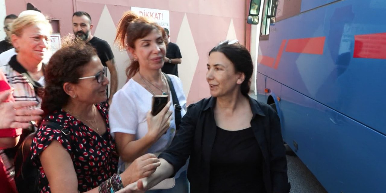 Eski Avcılar Belediye Başkanı Handan Toprak'ı Cezaevi Çıkışında Ailesi Karşıladı