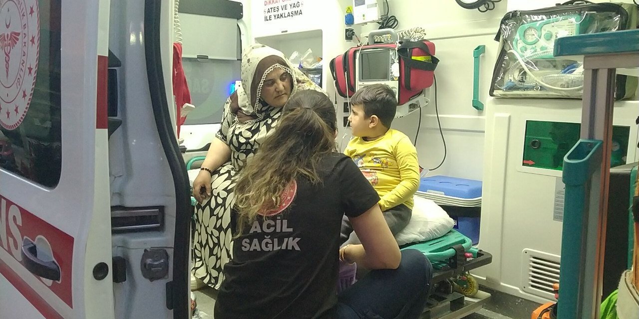 Gölcük’te apartmanda çıkan yangında anne ve oğlu dumandan etkilendi