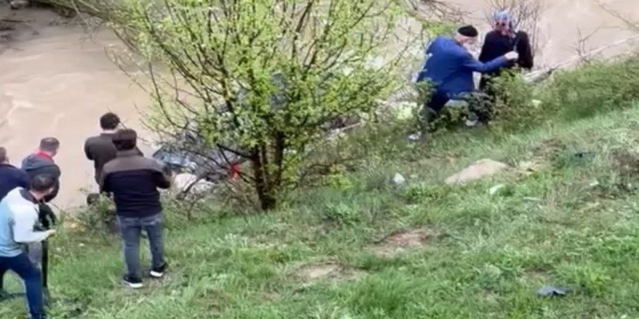 Gümüşhane’de hafif ticari araç dereye devrildi: 1 ölü, 4 yaralı