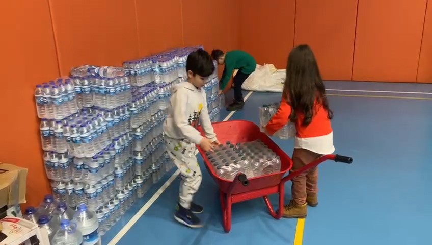 Rize’de 7’den 70’e Herkes Depremzedelere Yardım Etmeye Çalışıyor