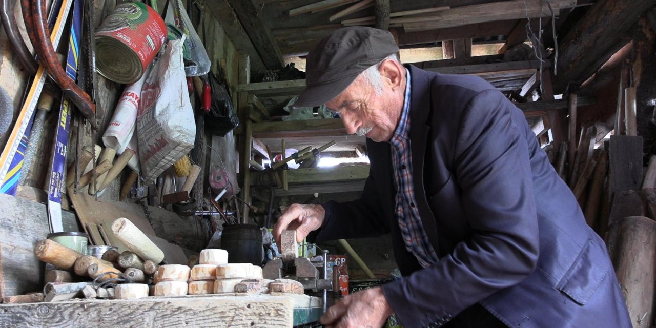 Samanlıkta Tarım Aletlerinin Minyatürünü Yapıyor