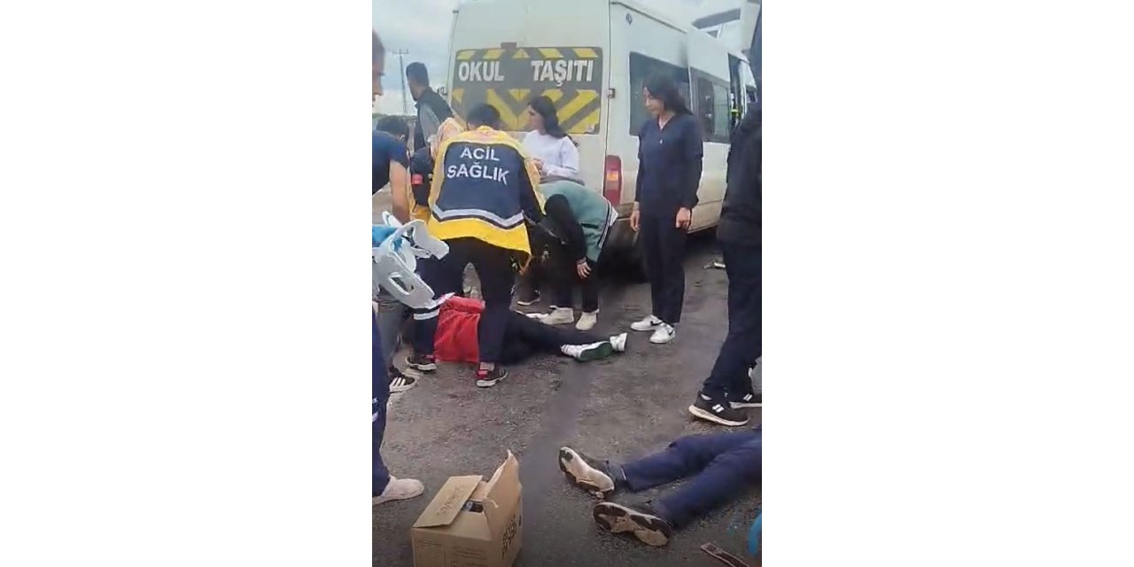 Öğrenci servis minibüsü, TIR’a çarptı: 9 yaralı