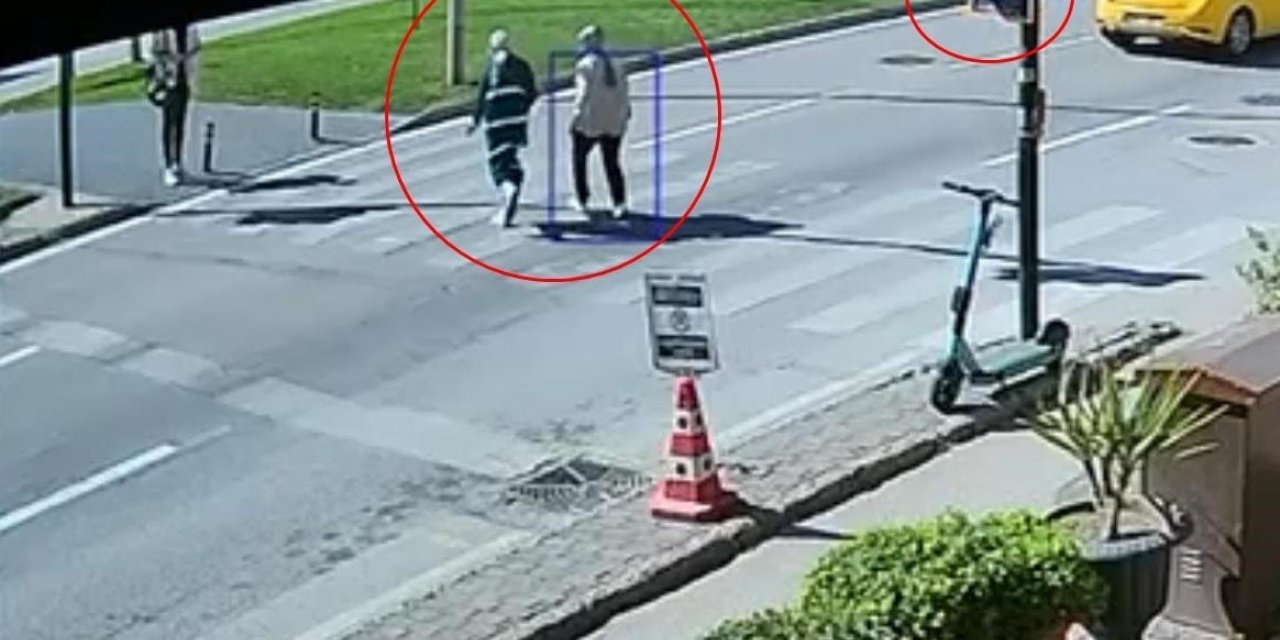 Motosikletin çarptığı yaya ağır yaralandı; kaza kamerada