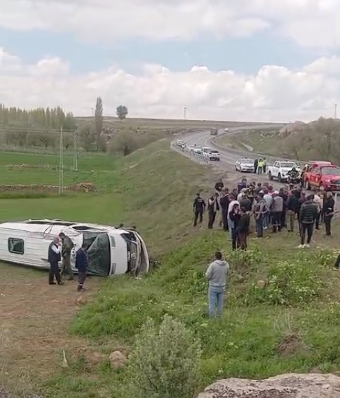 Kayseri'de öğrencileri taşıyan minibüs devrildi; 16 yaralı