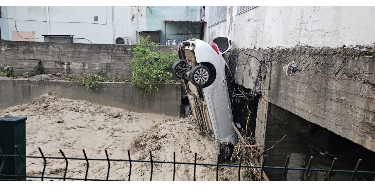 Kadirli'de sağanak yağış sele neden oldu