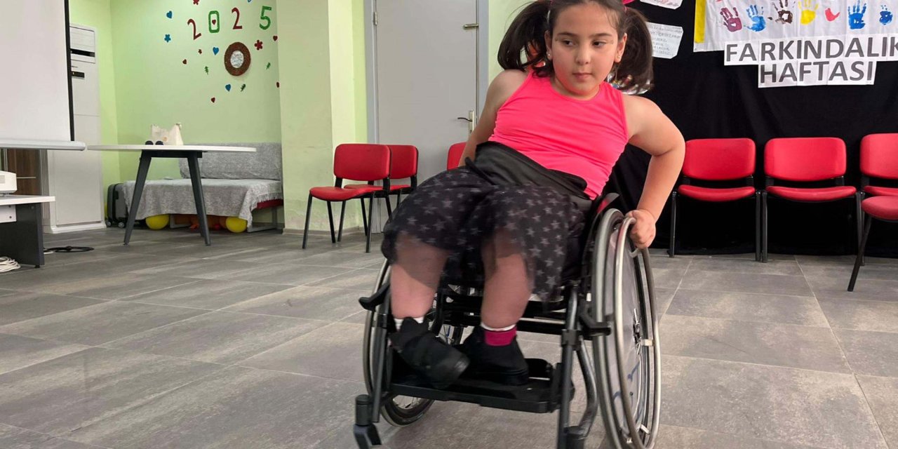 Elif, Engelleri Dansla Aşıyor