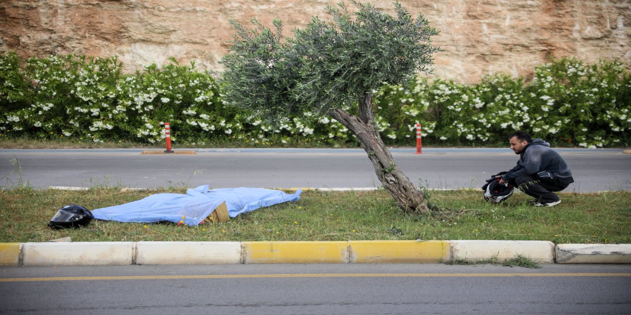 Kazada ölen arkadaşının cansız bedeninin başından ayrılmadı