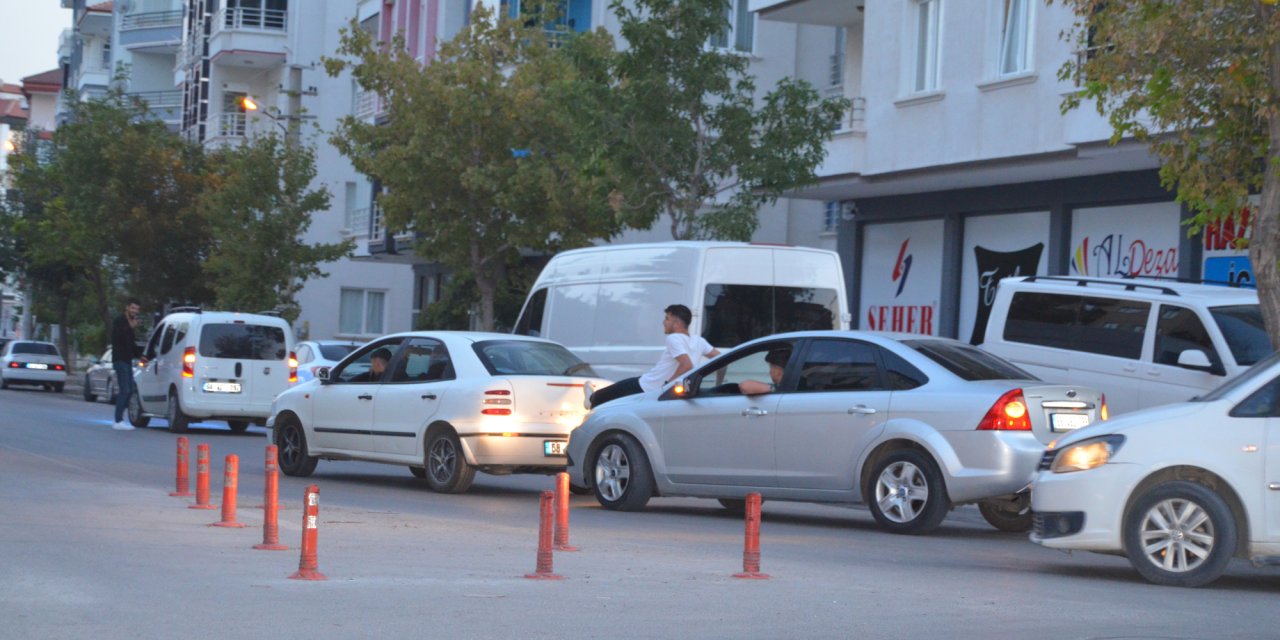 Seyir Halindeki Otomobilin Kaputuna Uzanıp, Öndeki Aracı Ayaklarıyla İtti; O Anlar Kamerada