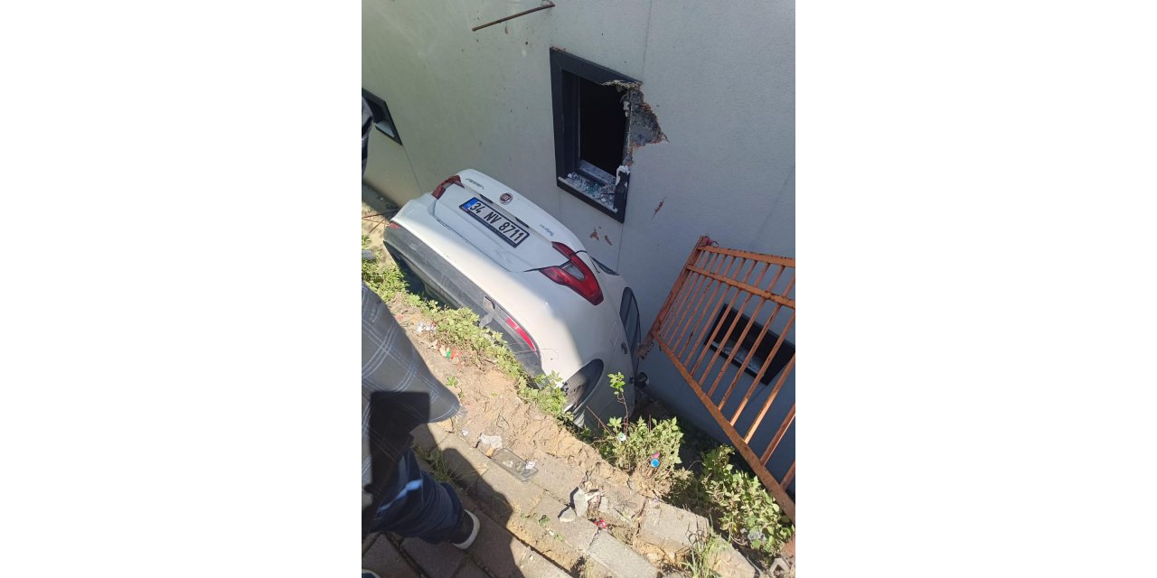 İstanbul - Kağıthane’de fren yerine gaza basan sürücünün çarptığı araç bina boşluğuna düştü