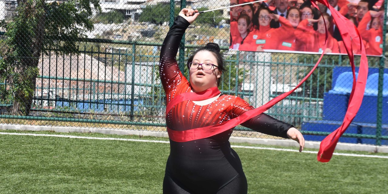 Down Sendromlu Milli Sporcu Selin: Lütfen Eve Kapanmayın, Benim Gibi Engelleri Aşın