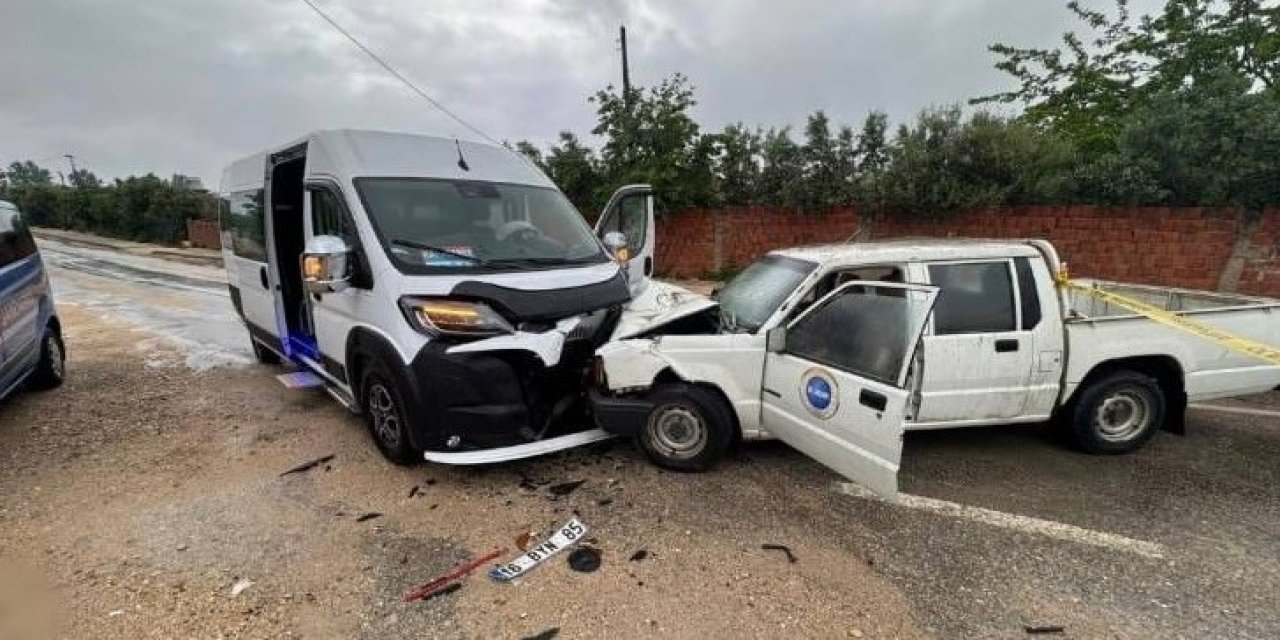 Bursa'da kamyonet ile yolcu minibüsü çarpıştı: 1 ölü, 2 yaralı