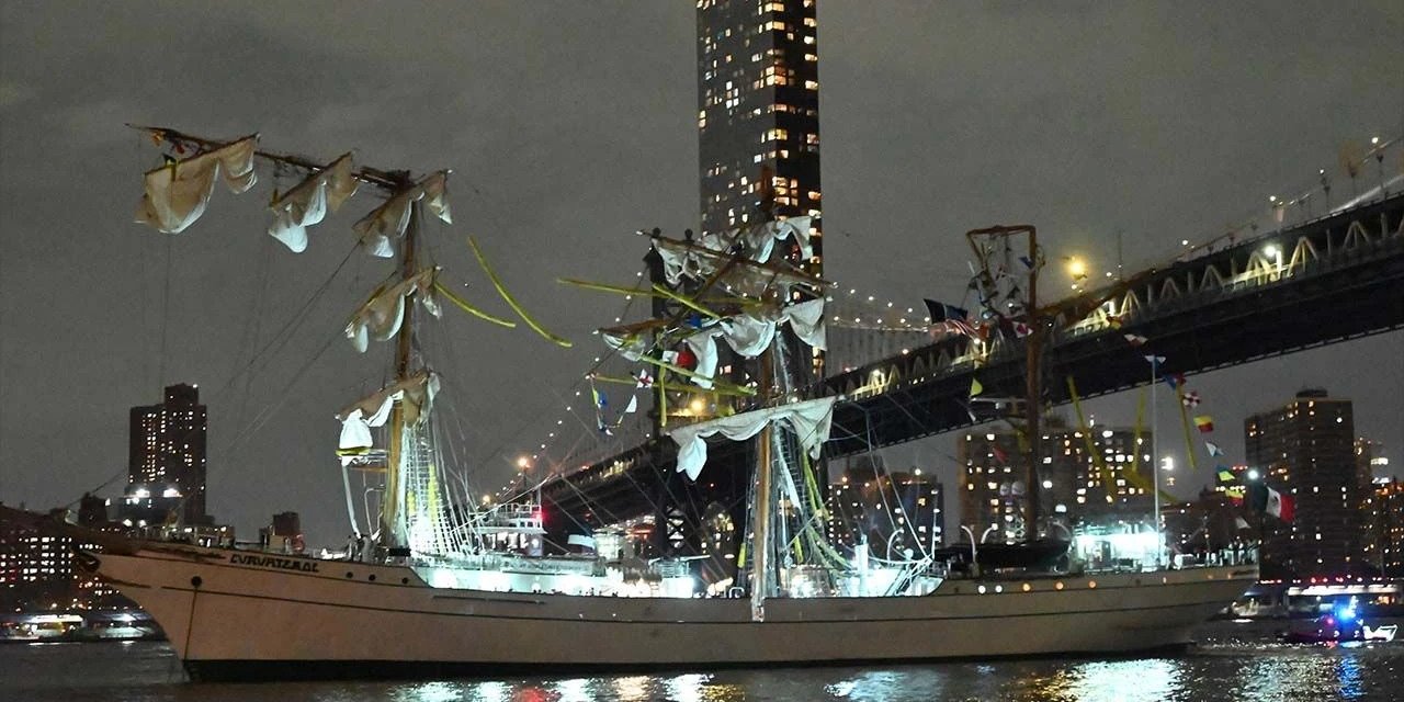 Meksika donanma gemisi Brooklyn Köprüsü'ne çarptı: 2 ölü, 19 yaralı