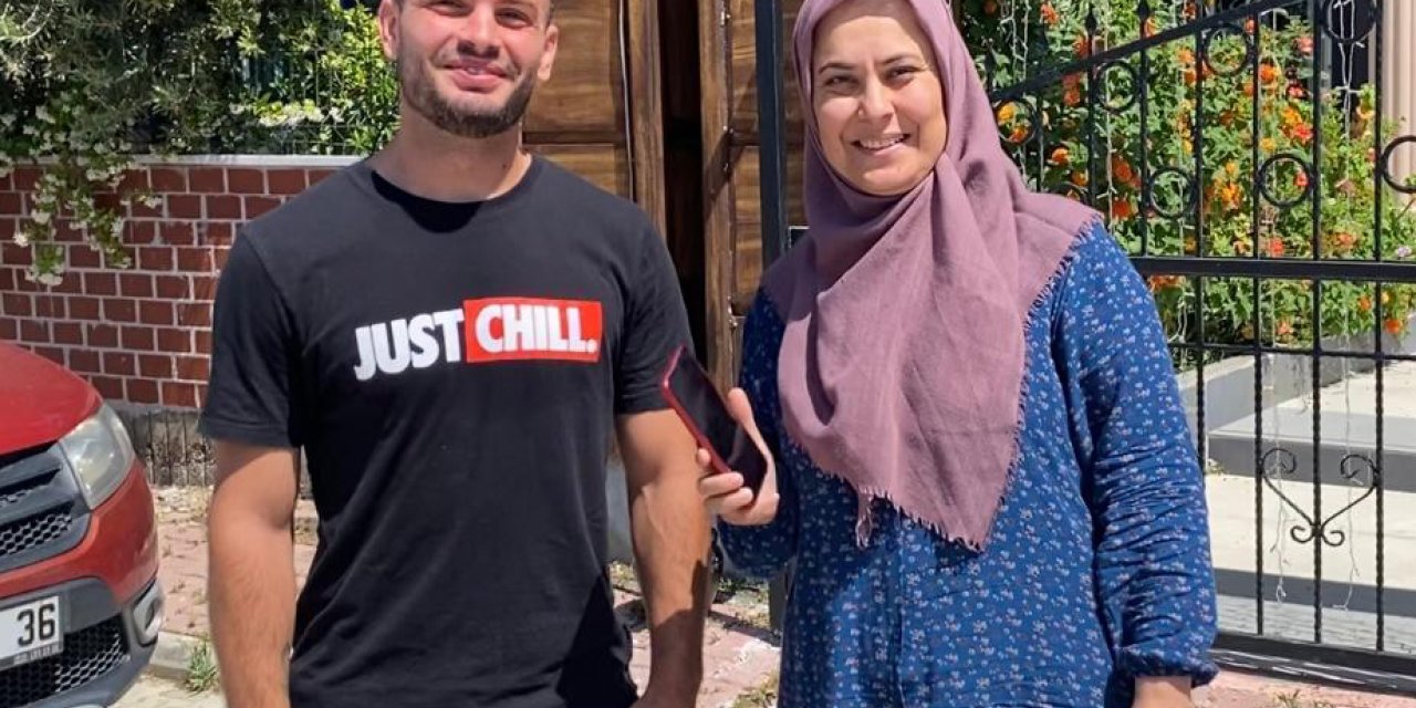 Moldovalı Turist, Bulduğu Telefonu Sahibine Teslim Etti