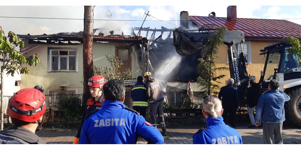 Bolu’da 2 ev, 1 depo yandı