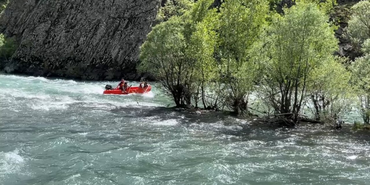 Munzur Nehri'nde Akıntıyla Sürüklenirken Son Anda Suyun Ortasındaki Adacığa Sığındı