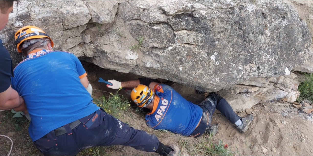 Tokat'ta, kaçak kazı yaparken üzerine devrilen kayanın altında can verdi