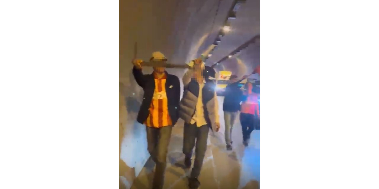 İzmir’de 2 maganda taraftar, döner bıçağıyla kutlamalara katıldı