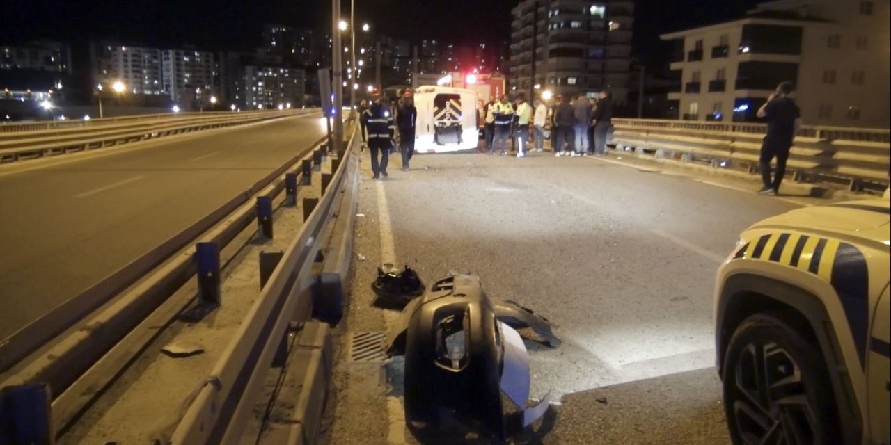 Çaldığı otomobille polisten kaçarken kaza yaptı, bu kez çarptığı minibüsü çaldı: 6 yaralı