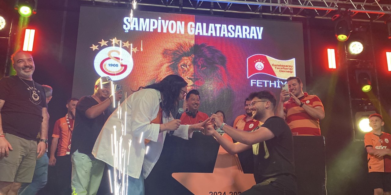 Şampiyonluk kutlamasında sürpriz evlilik teklifi