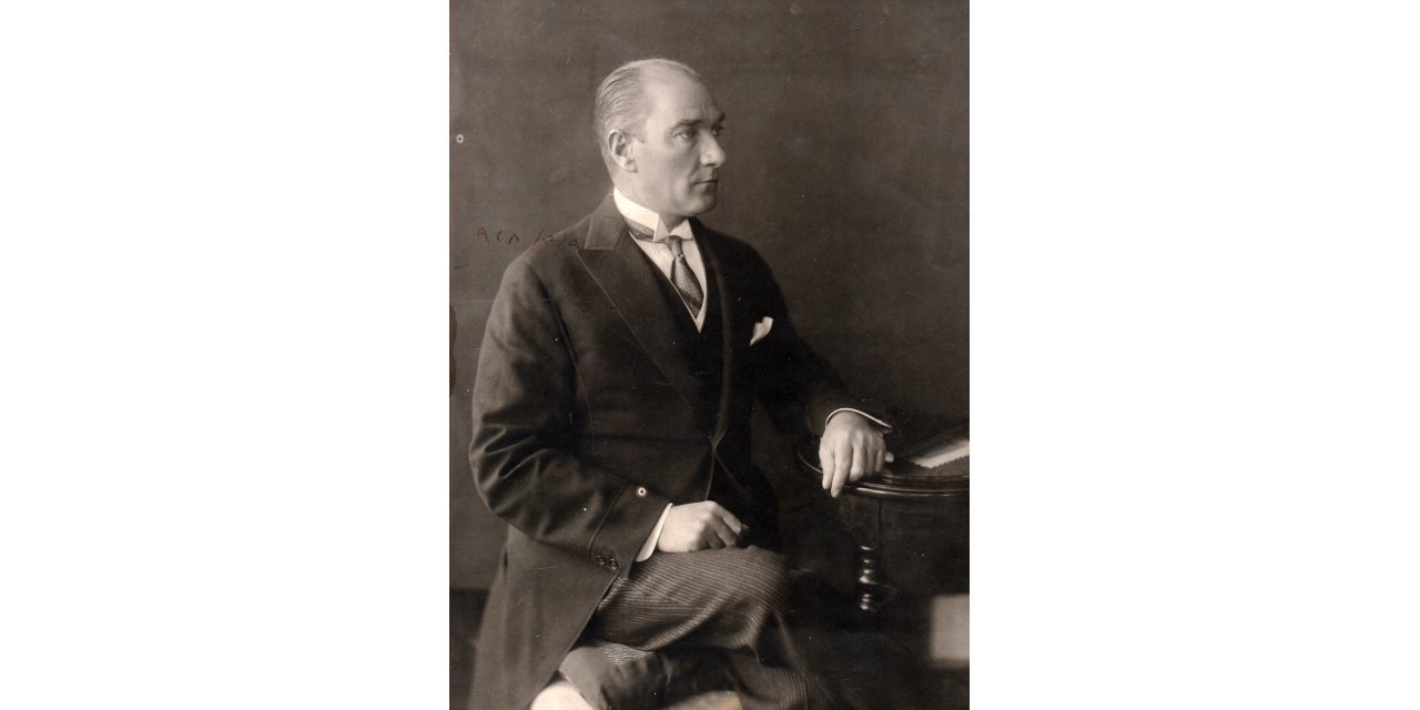 Atatürk'ün Stüdyo Fotoğraf Çekiminde, Videosu Da Olduğu Ortaya Çıktı