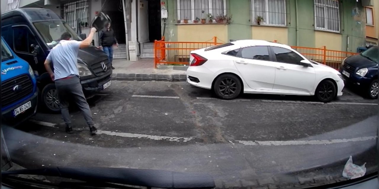 İstanbul - Kağıthane’de hatalı parka kızdı aracının aynasını kırdı; 'Adamın aynasını kır' tepkisi