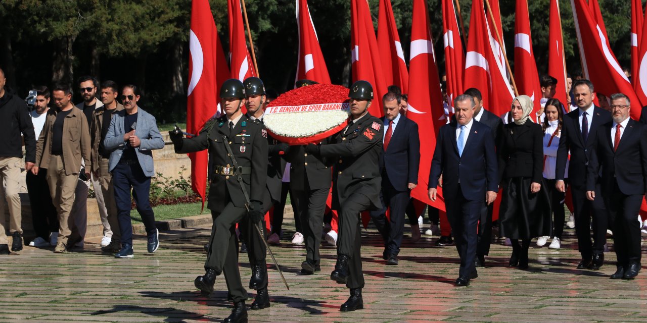 Bakan Bak, Gençler Ve Sporcularla Birlikte Anıtkabir'i Ziyaret Etti