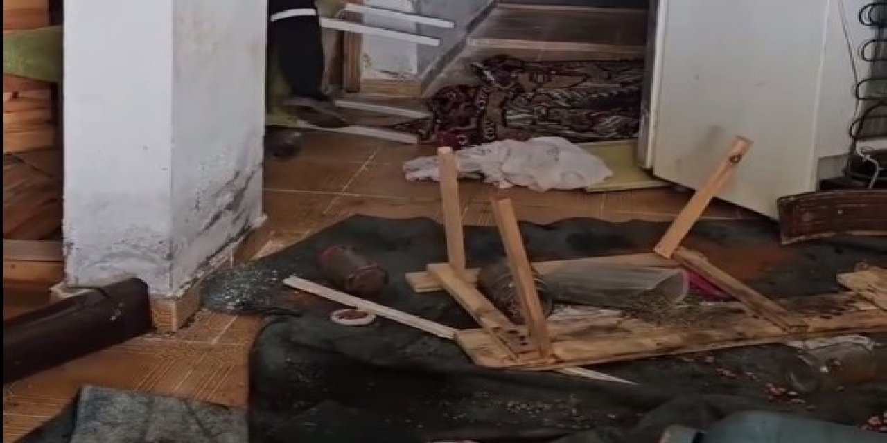 Aç kalan ayılar, belediye başkanının yayla evine girdi