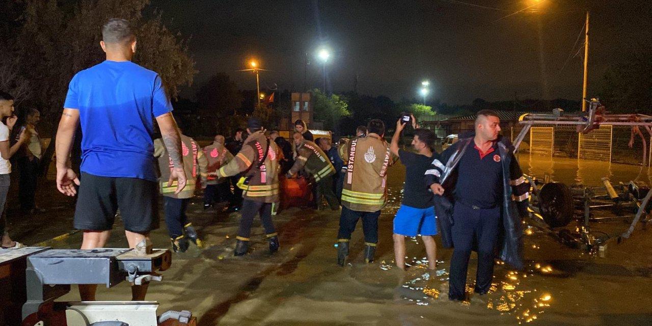 Halkalı Gümrük Müdürlüğü'nde Mahsur Kalanlar Kurtarılıyor