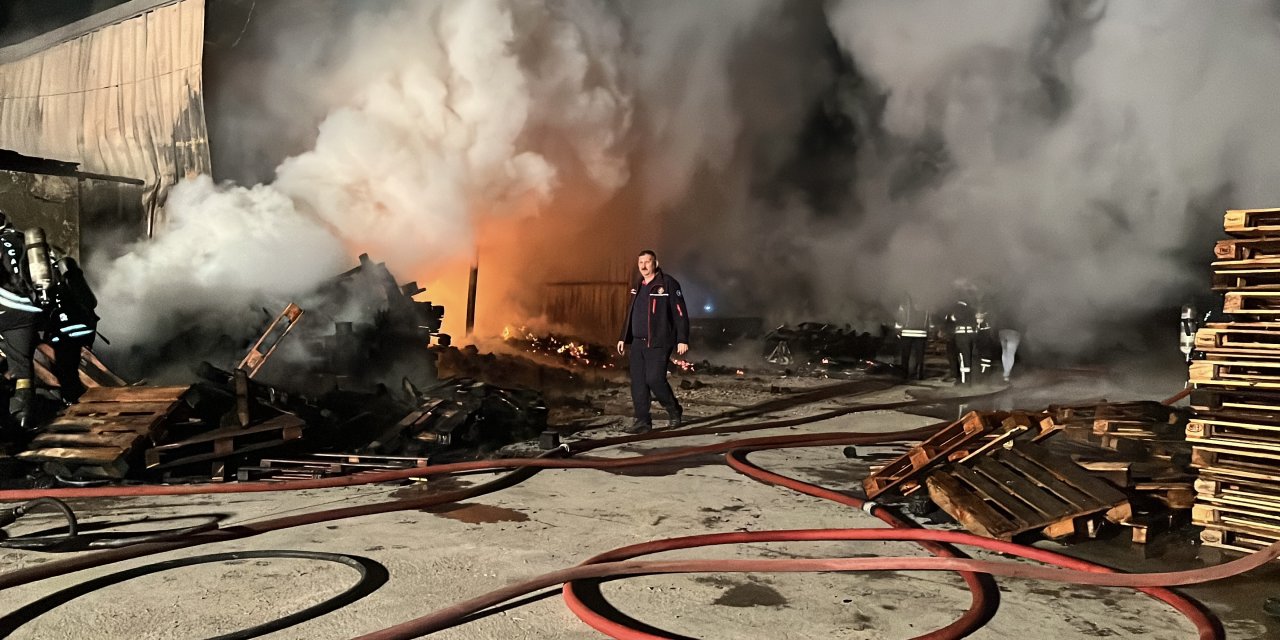 Gebze'de ahşap palet deposunda yangın