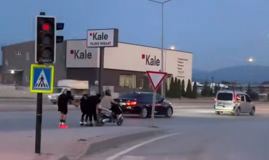 Bursa'da patenli gençlerin trafikte tehlikeli yolculuğu
