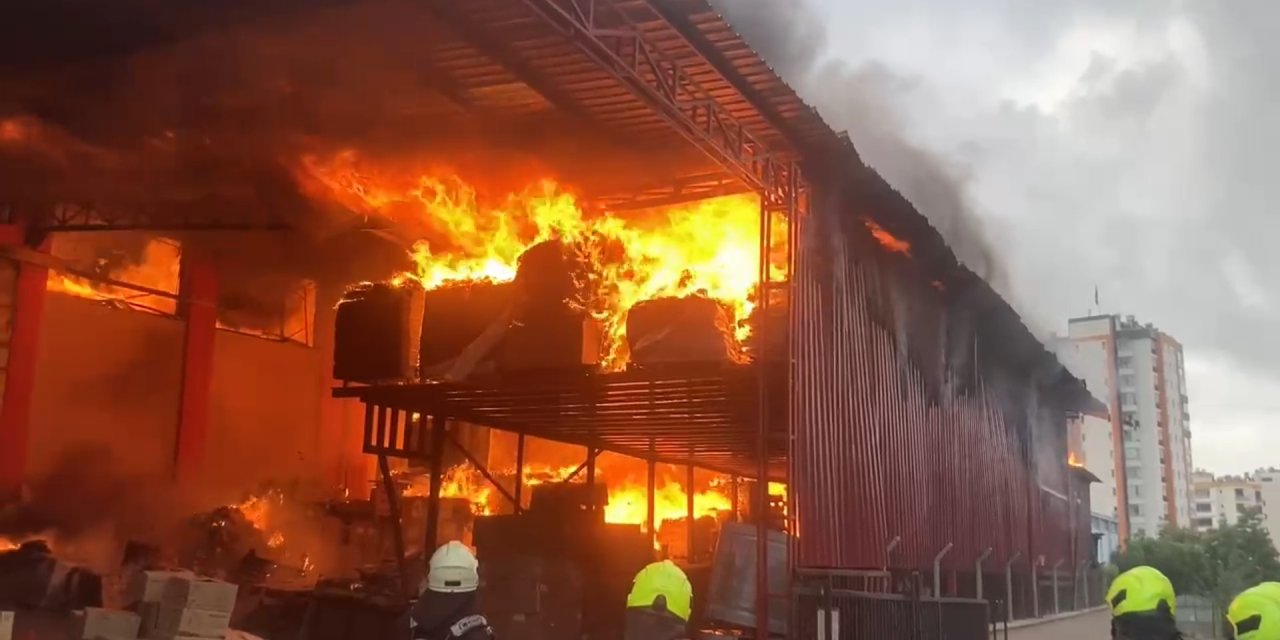 Mersin'de elektronik eşya fabrikasında yangın