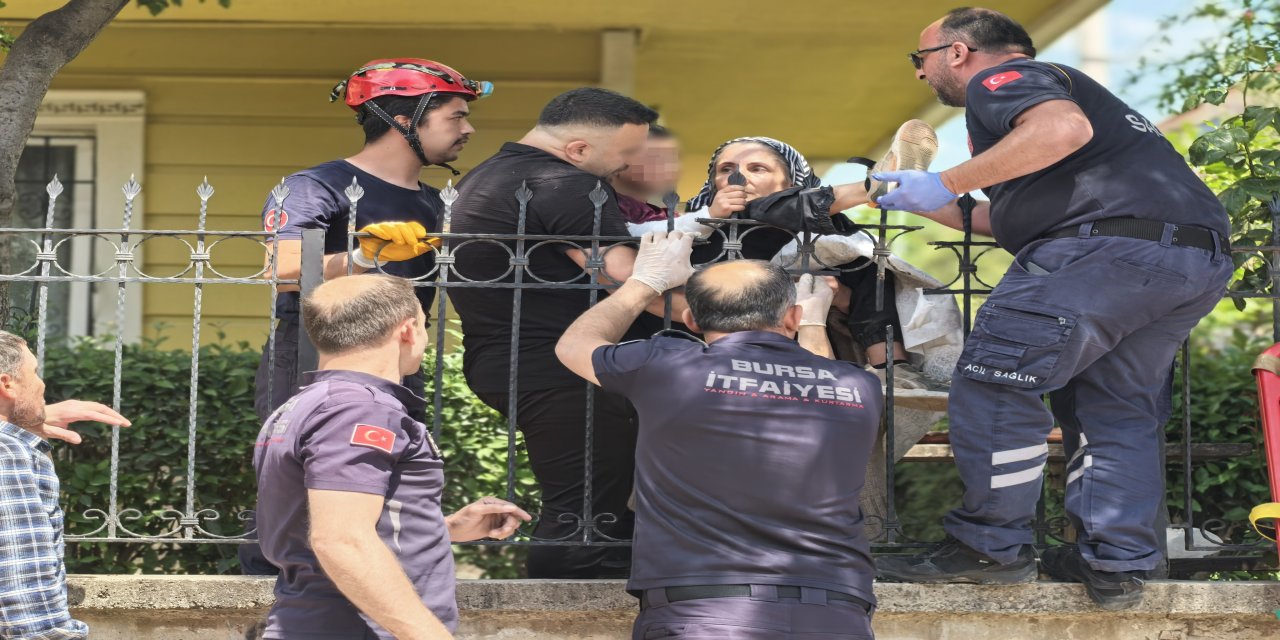 Bacağına saplanan korkuluk demiriyle hastaneye kaldırıldı