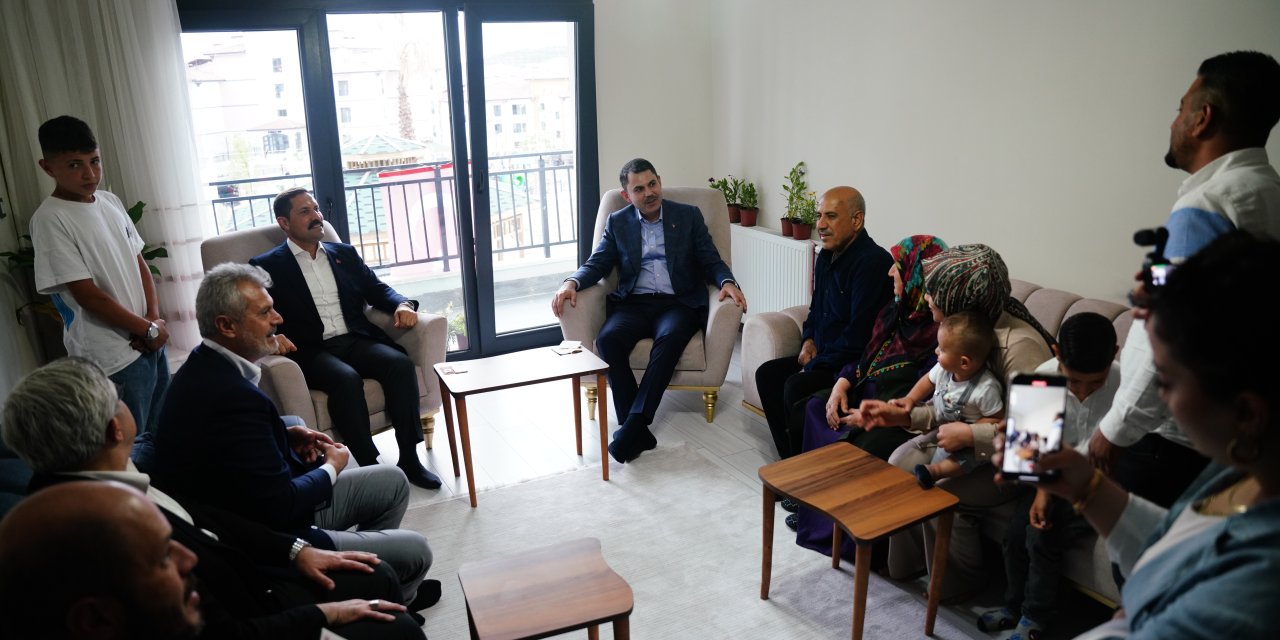 Bakan Kurum, Hatay'da Evlerinin Yapımı Tamamlanan Depremzede Aileye Misafir Oldu
