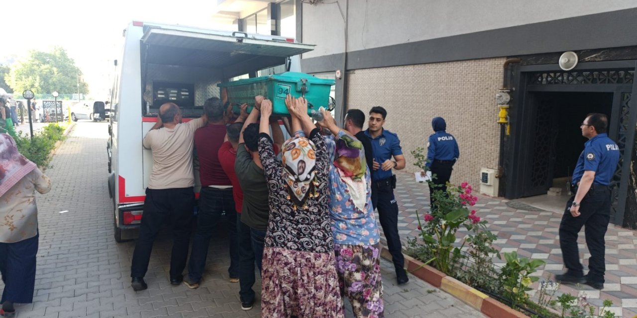 Emekli doktor evinde ölü bulundu