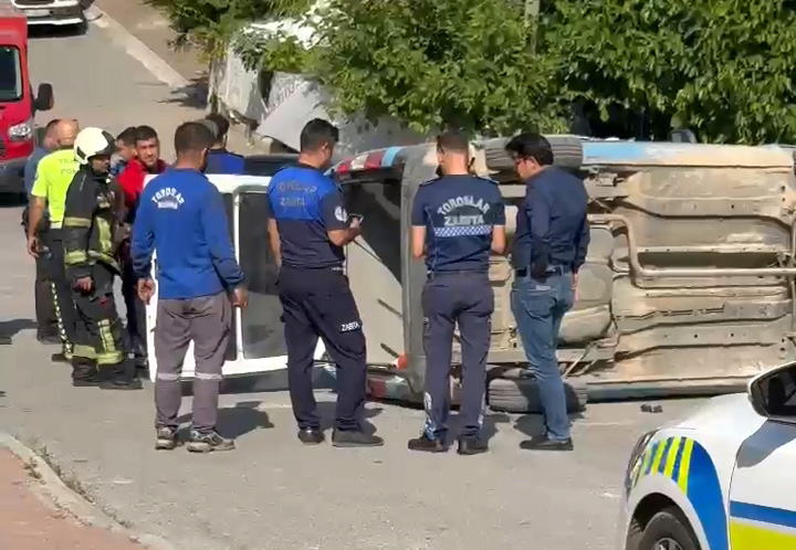 Mersin'de otomobilin çarptığı zabıta aracı devrildi: 2 yaralı