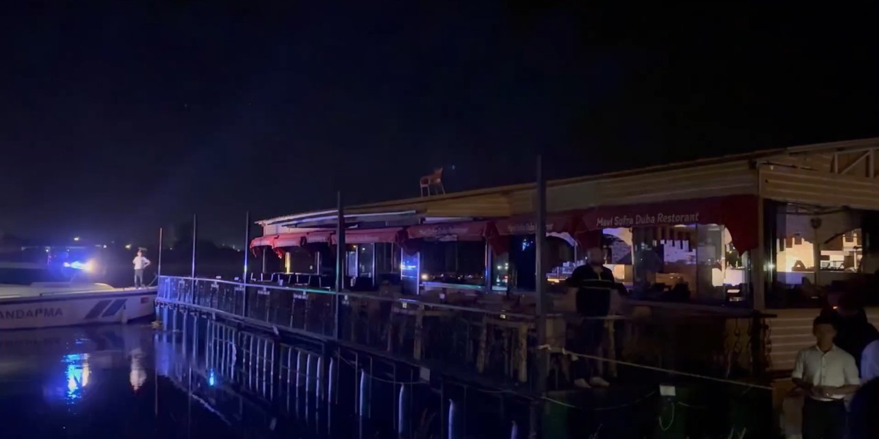 Fırat Nehri'nde duba restoranın halatının kopması paniğe neden oldu