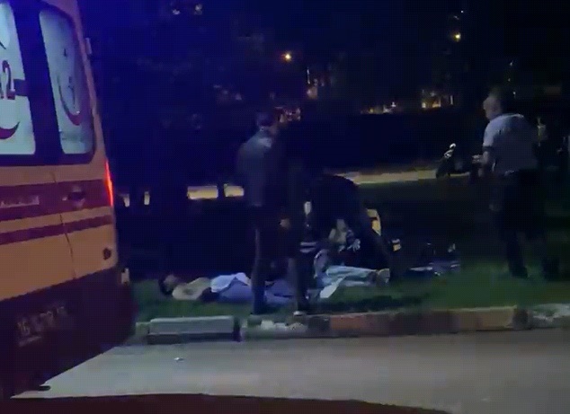 Parkta yüzlerine lazer ışığı tutan şüphelileri uyaran 2 genç, bıçaklı saldırıya uğradı: 2 yaralı