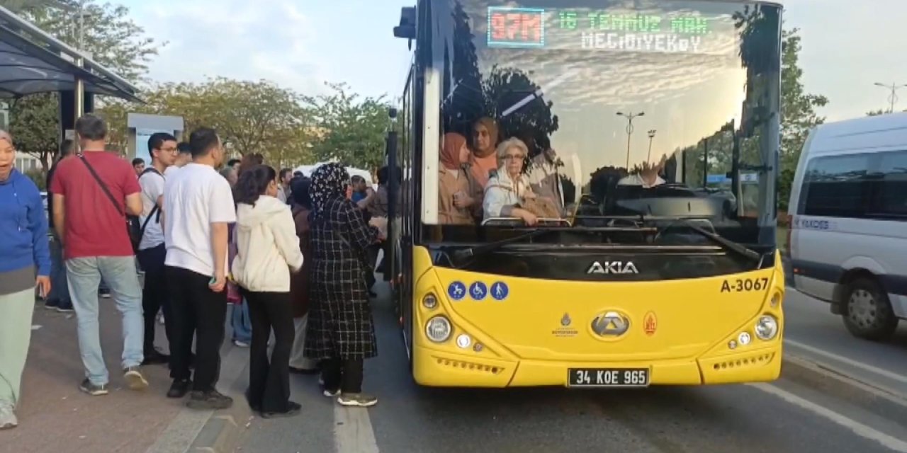 İstanbul'da halk otobüsleri kontak kapattı; duraklarda yoğunluk oluştu
