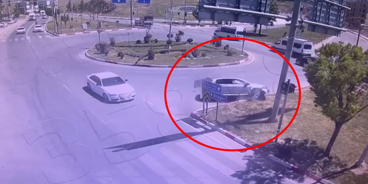 Hatalı sollama yapan otomobil refüje çarptı; kaza kamerada