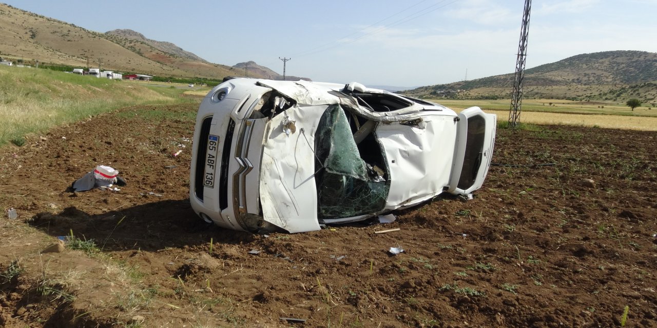 Hafif ticari araç, şarampole yuvarlandı: 1 ölü, 2 yaralı