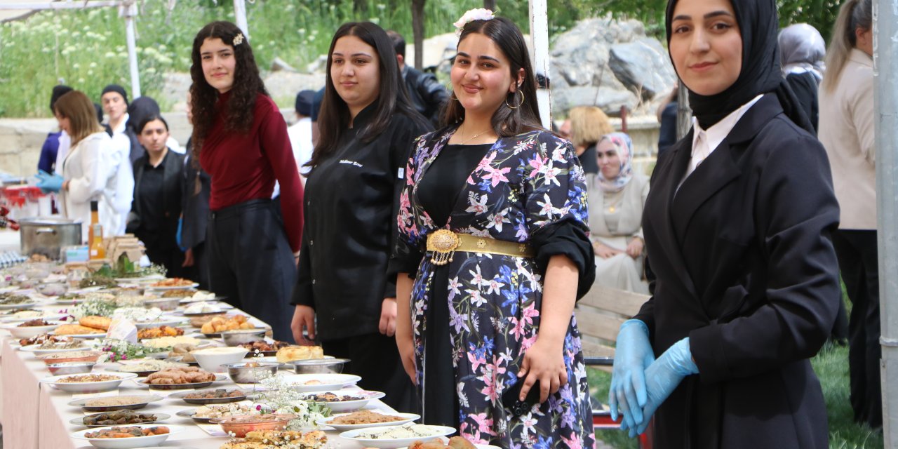 Hakkari'de Ot Festivali; Lezzetler Yarıştı