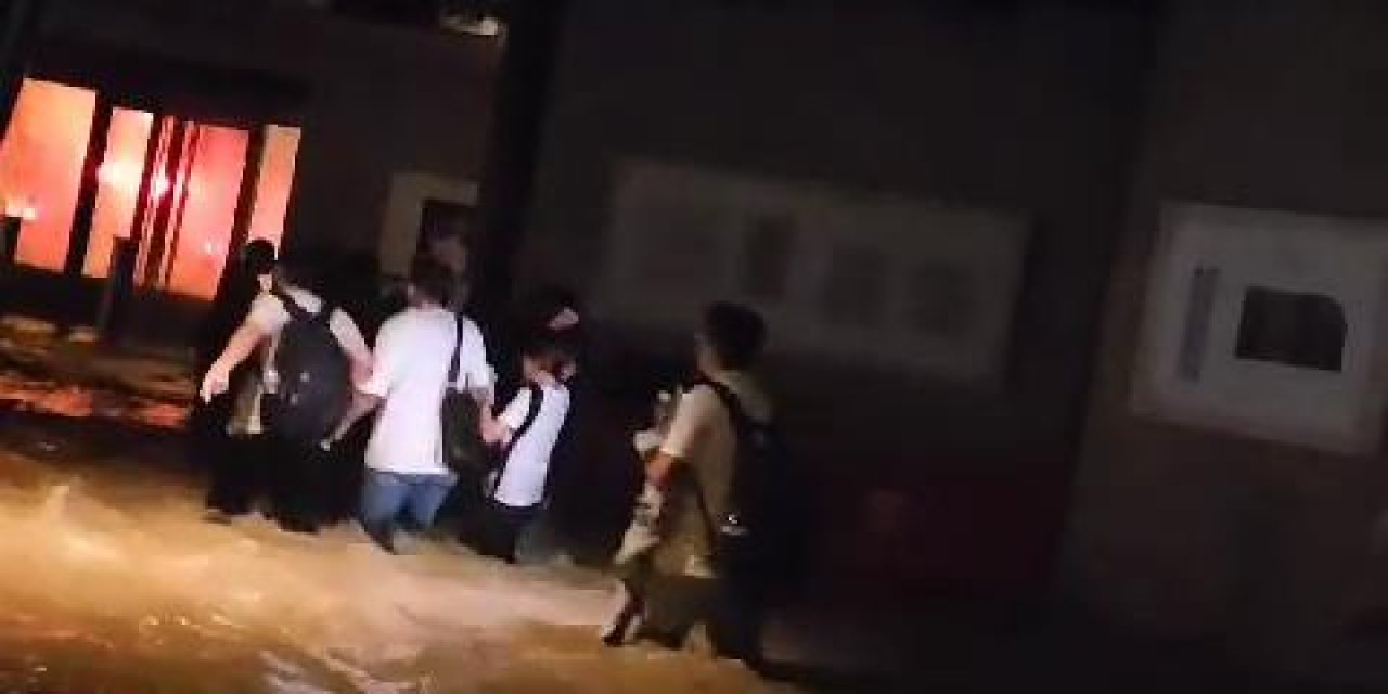 Başakşehir Millet Kıraathanesi'nde Mahsur Kaldılar