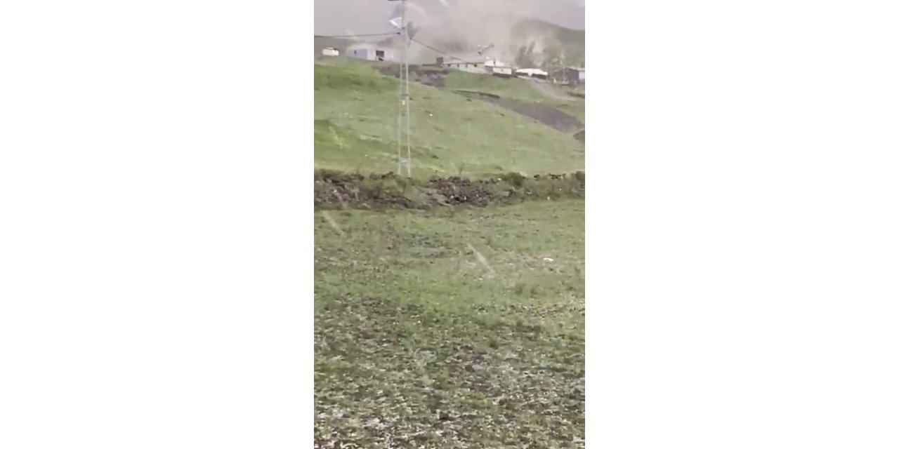 Kars'ta Kuvvetli Rüzgar Çatıları Uçurdu; O Anlar Kamerada