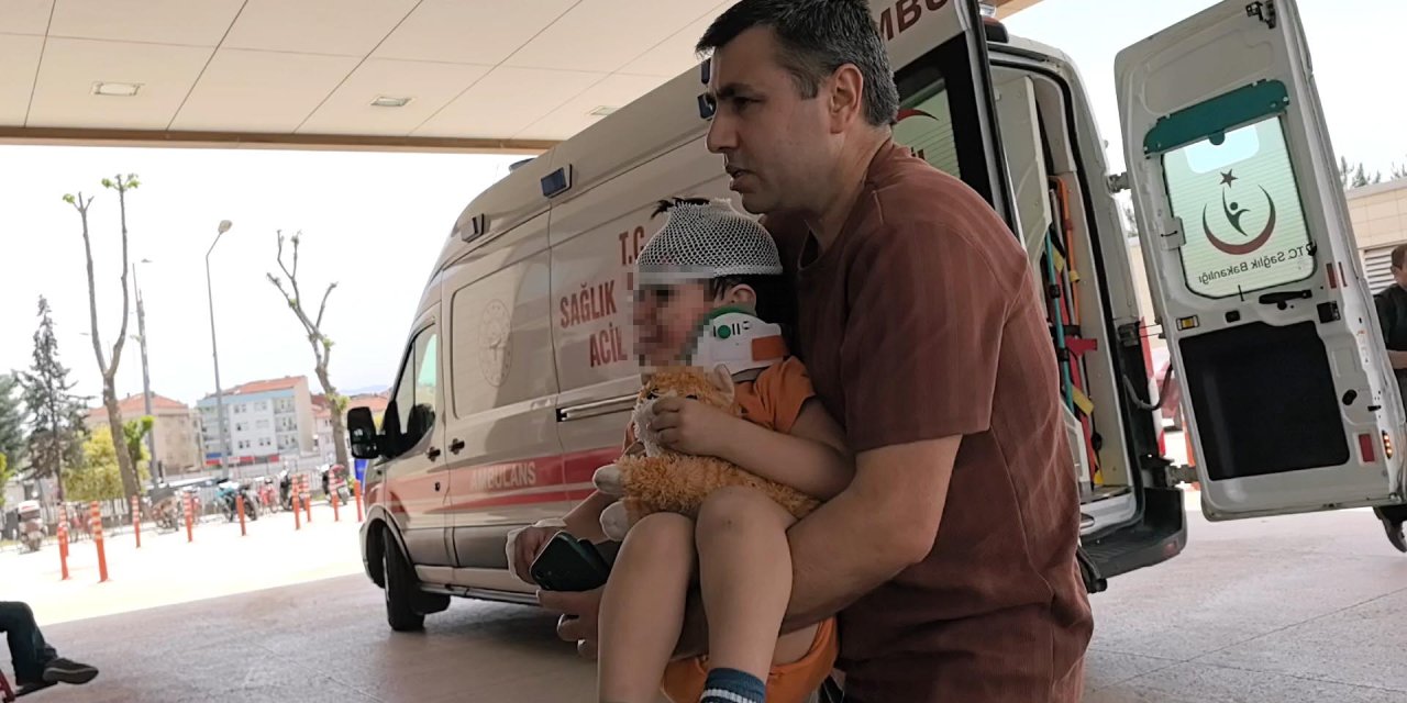 Elektrikli bisikletten düşen 2 yaşındaki Yusuf, oyuncağını bırakmadı