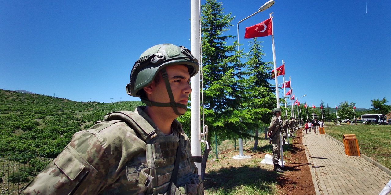 Bingöl'de 32 yıl önce şehit edilen 33 asker törenle anıldı