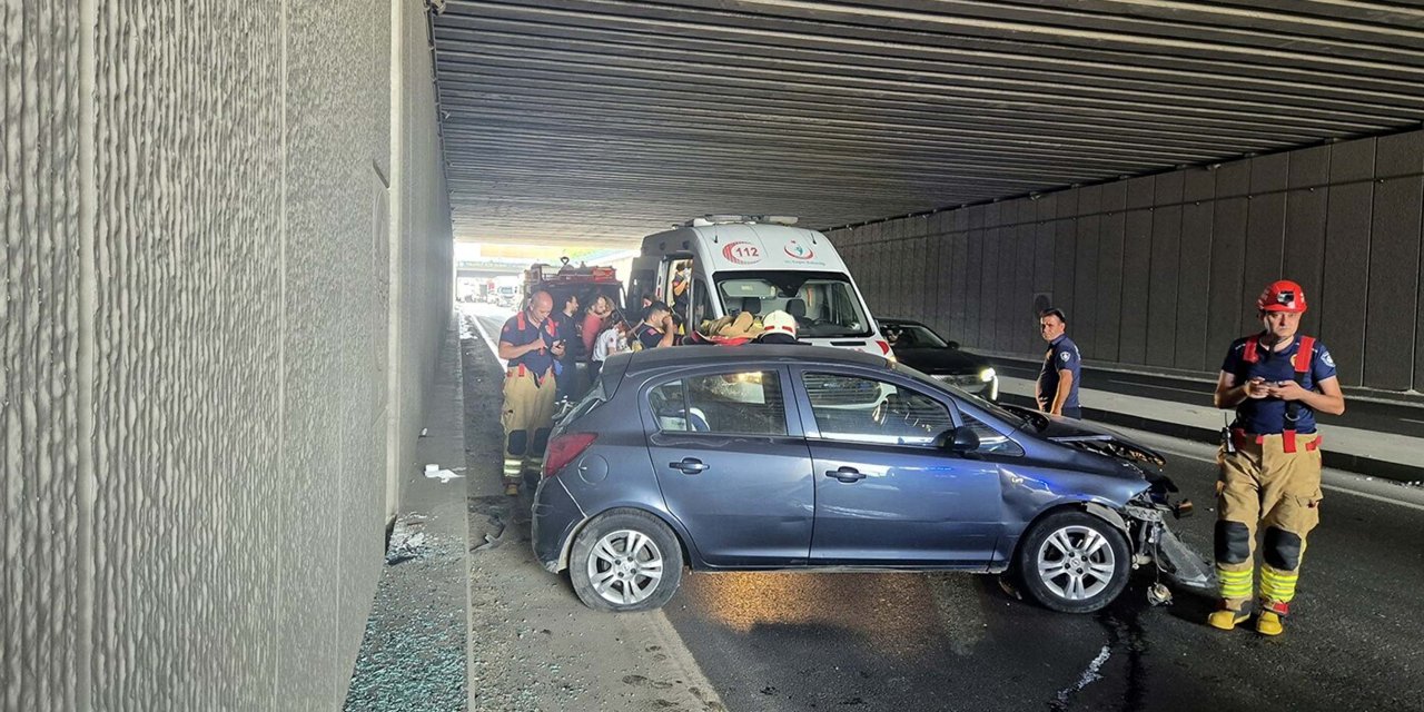 Lastiği patlayan otomobil tünel duvarına çarptı; 3'ü çocuk 5 yaralı