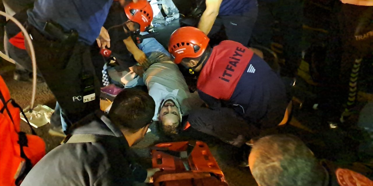 Kamyonla Çarpışan Motosikletli, Tekerin Altında Kalıp Yaralandı