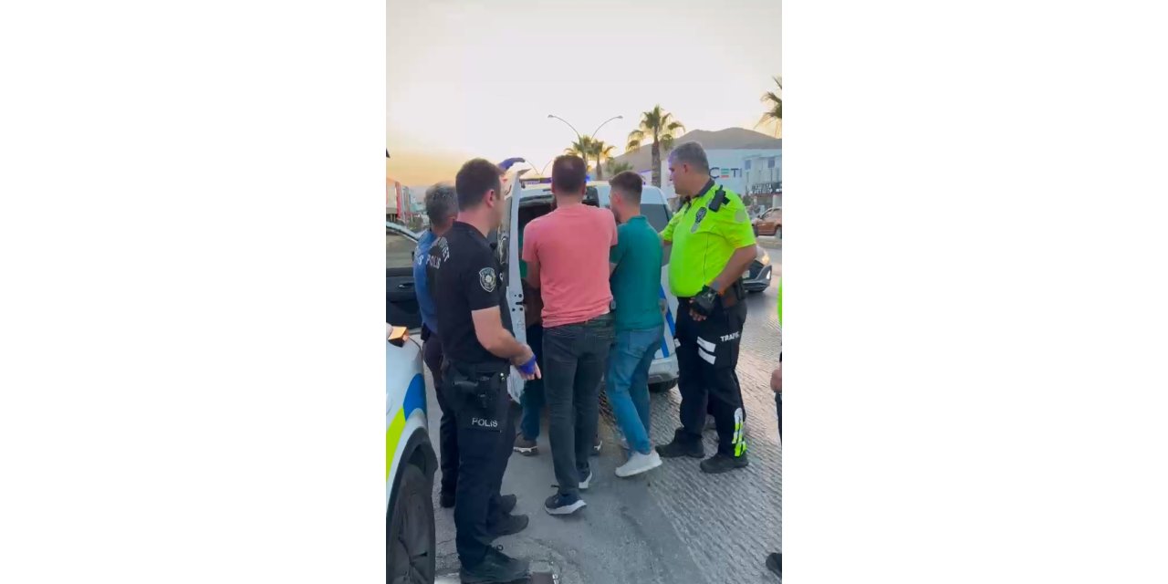 Bodrum'da makas atarak ilerleyen alkollü sürücü ile arkadaşları polise saldırdı; 3 gözaltı