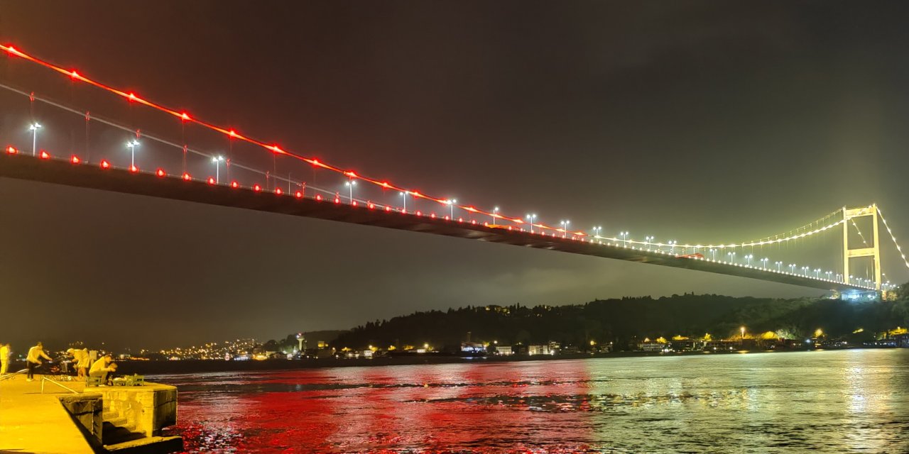İstanbul'da köprüler şampiyon Galatasaray’ın renkleriyle ışıklandırıldı
